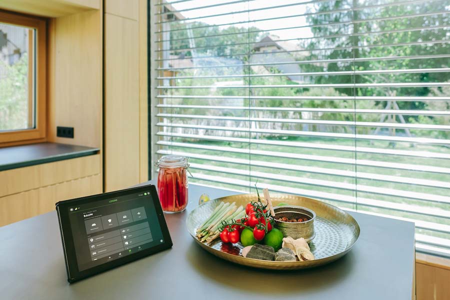 Smart home Zonwering (c)Loxone_Mountain-Top-Case-Study-Kitchen-Tablet-App